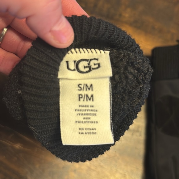 Ugg Men’s Quilted Nylon Gloves - Picture 4 of 4